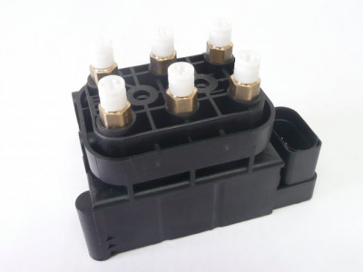 Блок клапанов пневмоподвески Audi A6 (C5, C6) и A8 (D3)